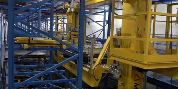 Automatic lifting conveyor system for battery pack housing